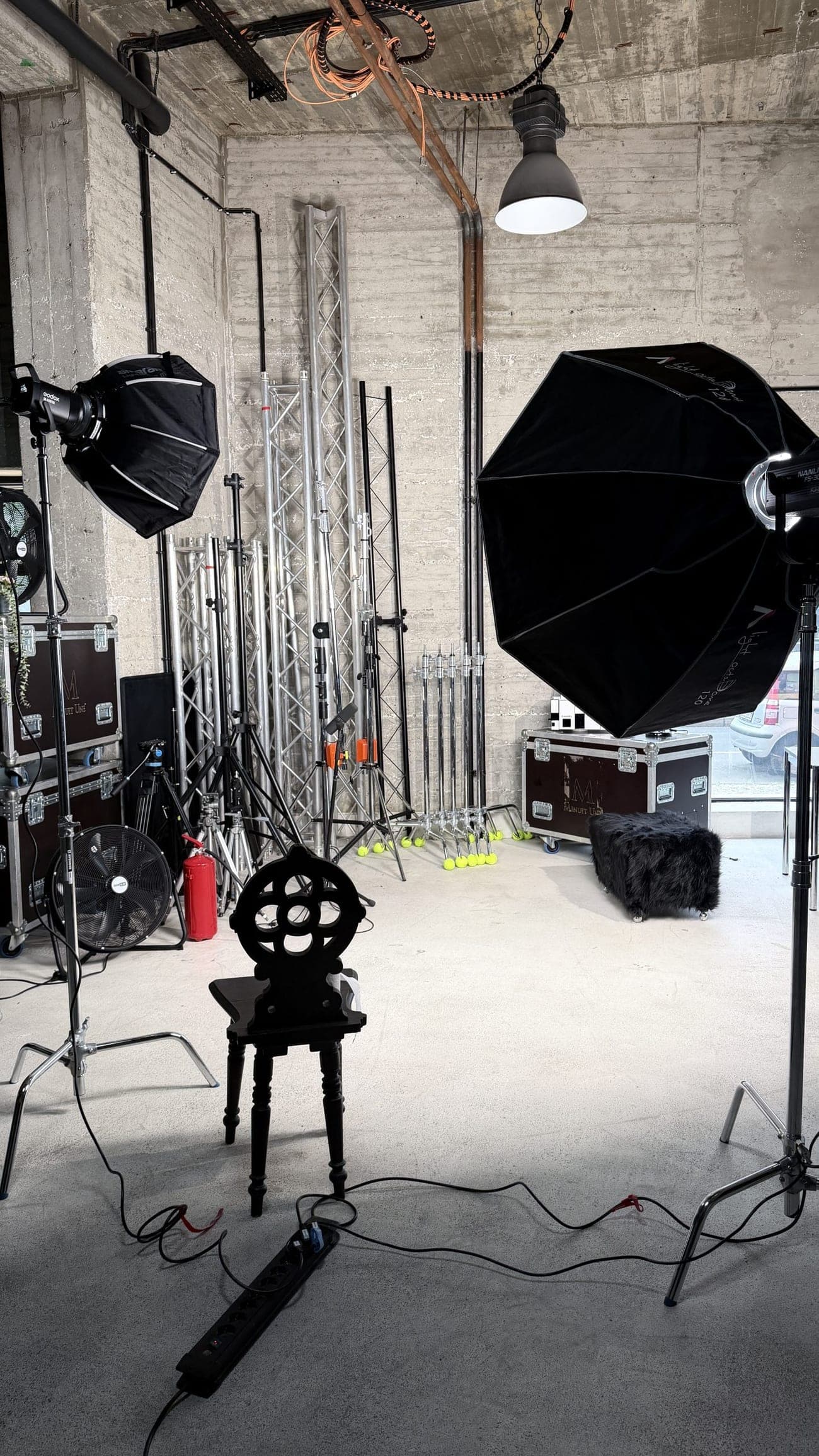 Professionelles Studiolicht mit Softboxen und C-Stands im qre8.studio
